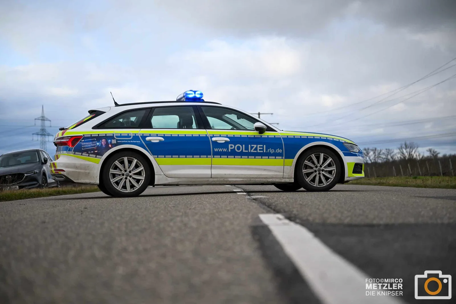Unfallflucht auf der K37 – Teenagerin kollidiert mit rückwärts wendendem Auto