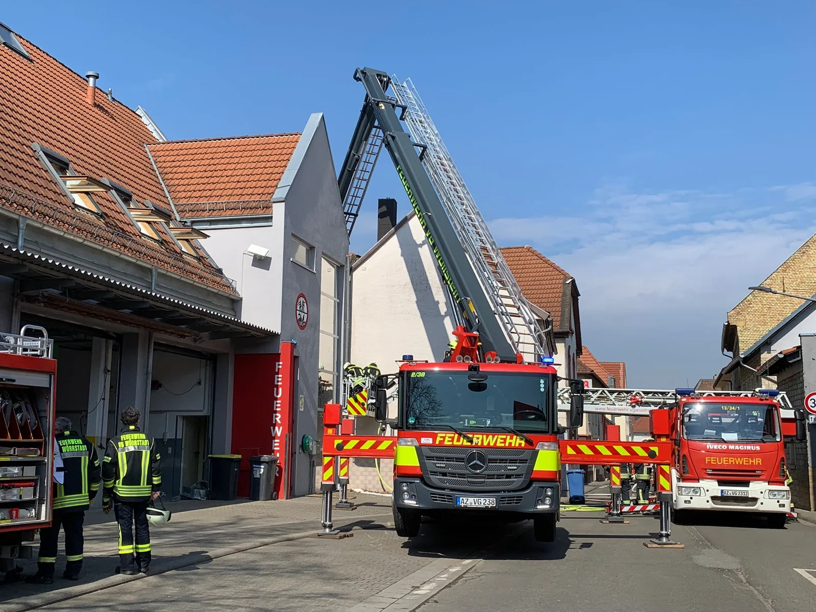 Feuer zwischen zwei Gebäuden: Einsatz in Wallertheim rasch unter Kontrolle