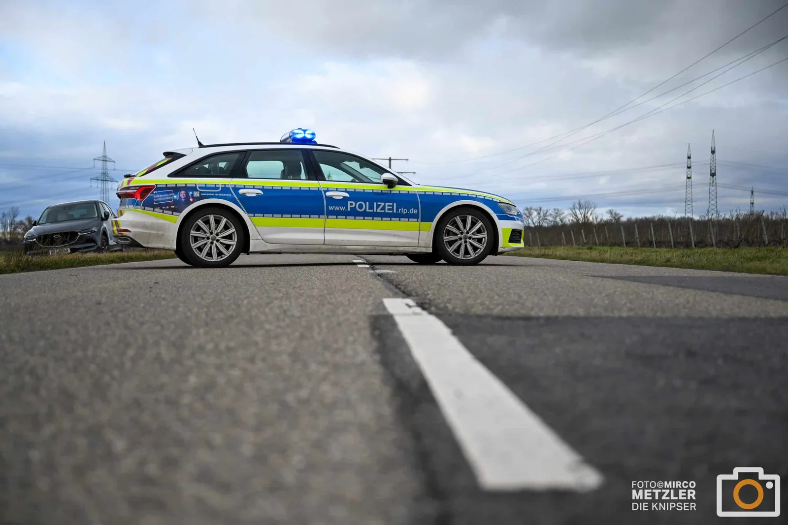 Unfallflucht in Alzey: Motorradfahrer kollidiert und fährt davon