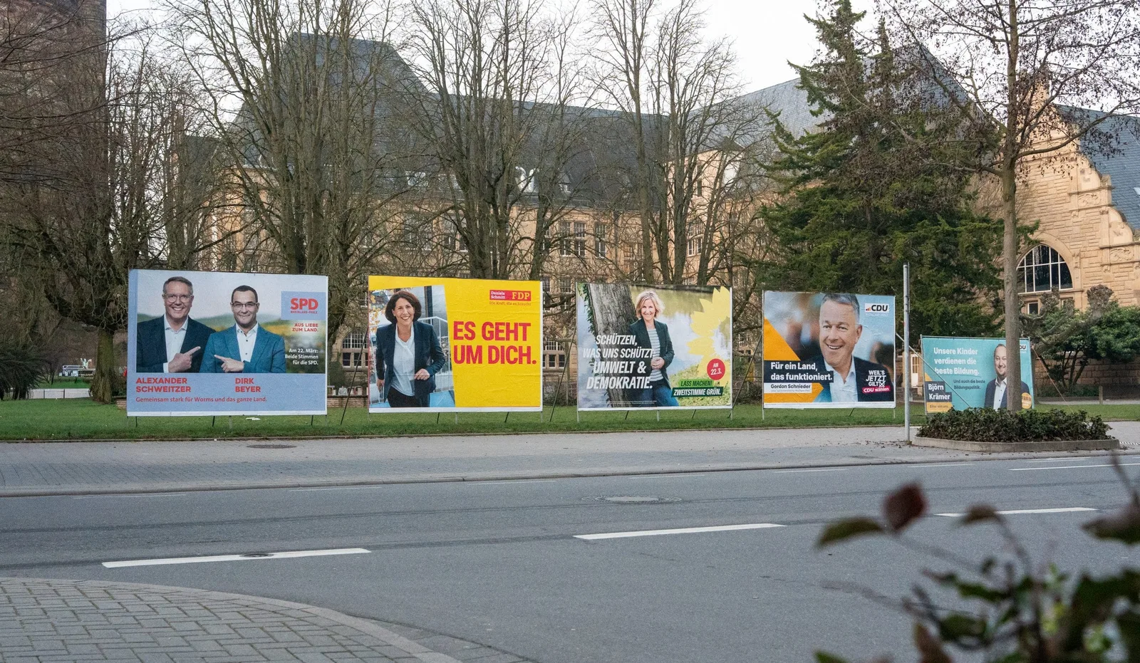 Mehr als nur ein Lächeln auf Papier: Warum Wahlplakate allein keine Politik machen