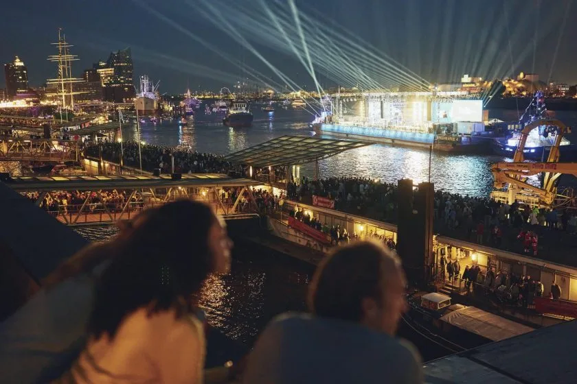 Hamburg feiert den 837. Hafengeburtstag mit Stars, Weltrekordversuch und internationalem Programm
