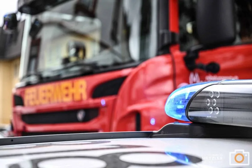Knall in der Nacht: Einfamilienhaus in Bechtheim brennt – Familie bleibt unverletzt