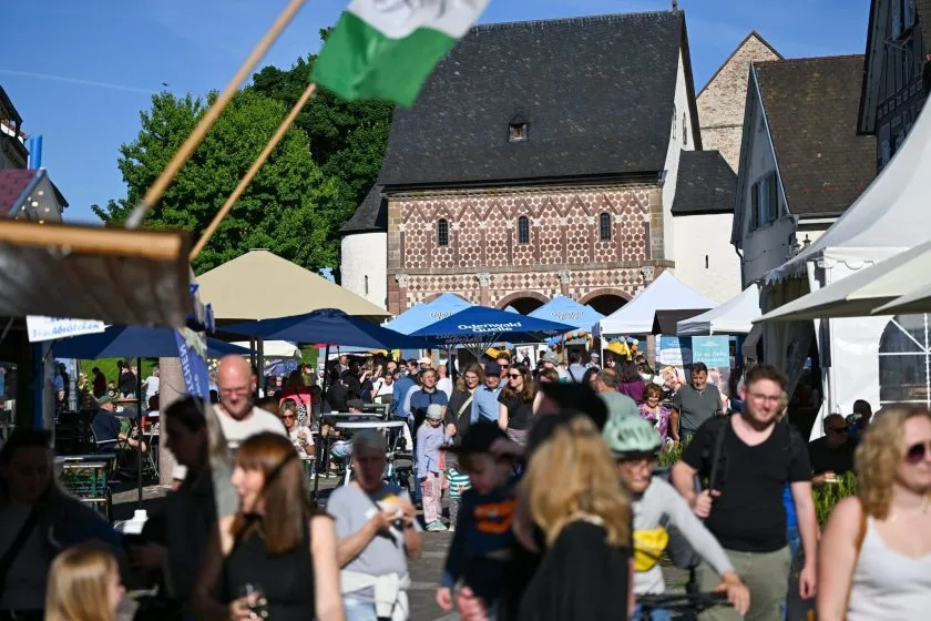 Lorsch feiert den Frühling: Stadtfest mit Musik, Pfingstrosen und verkaufsoffenem Sonntag