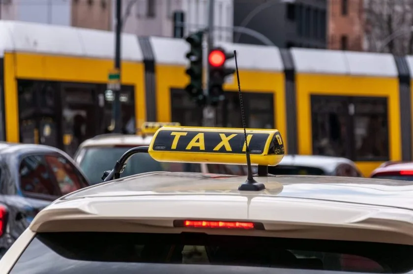 Landkreis führt befristeten Kraftstoffzuschlag für Taxifahrten ein