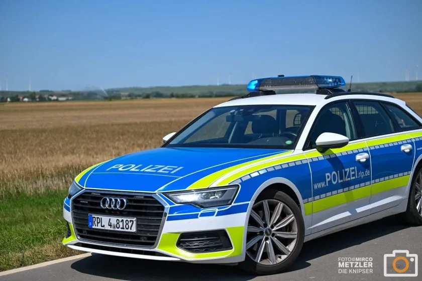 Betrunkener Audi-Fahrer auf A61 fällt durch riskante Fahrweise auf – Zeugen gesucht
