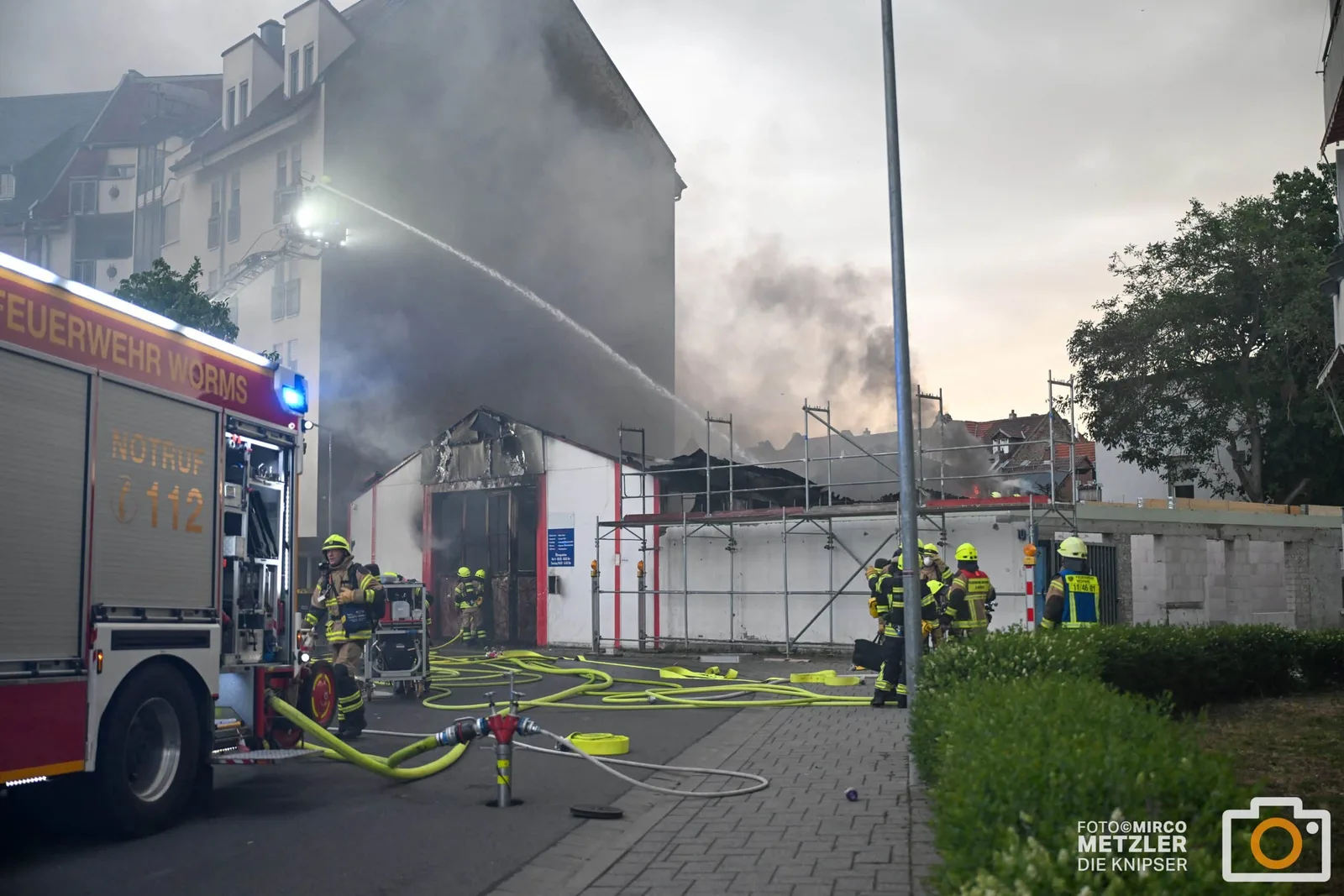 Flammen und Rauch im Nibelungenring: Werkstattbrand löst Großeinsatz in Worms aus