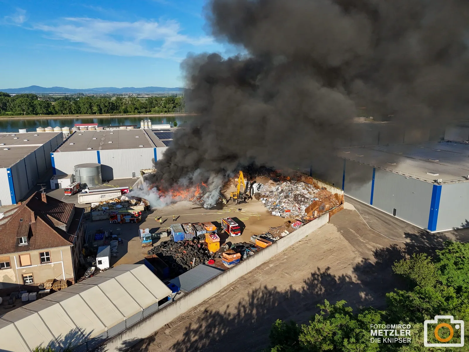 Erneut Großbrand in Worms: Schwarze Rauchsäule über der Stadt sichtbar