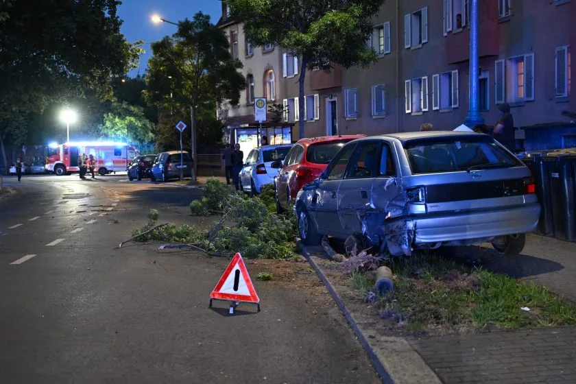 Crash in der Gaustraße: Autofahrer löst Unfallserie mit hohem Schaden aus