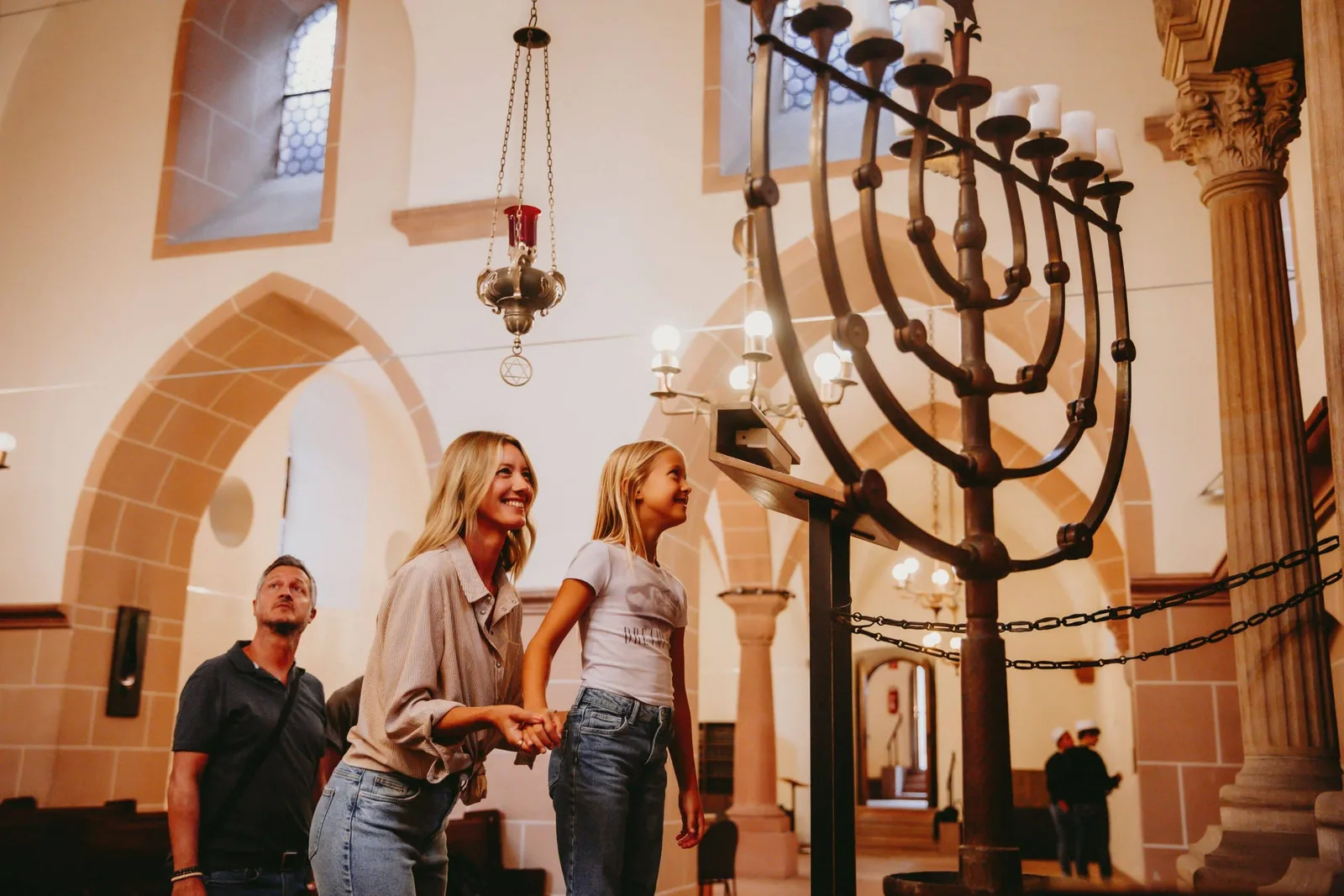 Worms_Synagoge_Besuchende_Chanukkia_1 (c) Tourist Information Worms_Kati Nowicki_klein