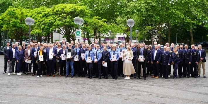 Zeichen der Anerkennung: Polizei Mainz befördert 149 Beschäftigte