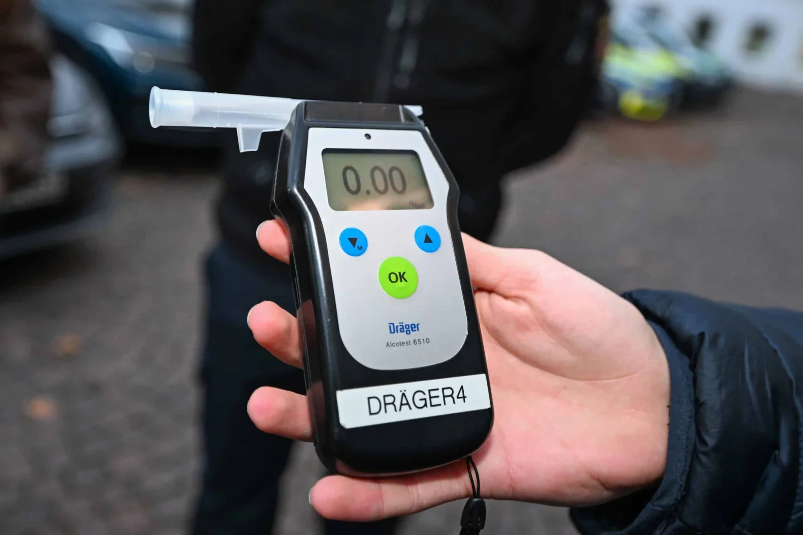 Alkoholfahrt endet im Crash: Zwei geparkte Autos und Mauer beschädigt