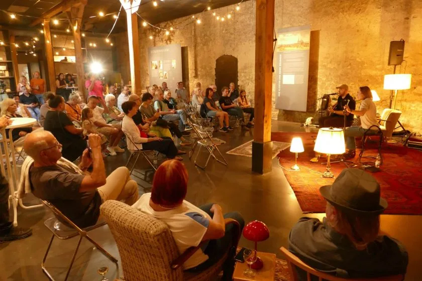 Show Depot geht in die zweite Runde in Lorsch: Konzertabend in besonderer Wohnzimmer-Atmosphäre