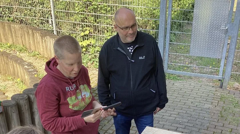 Viele Hände, ein Ziel: Kinder und Eltern bauen Sitzbank für das Nordend