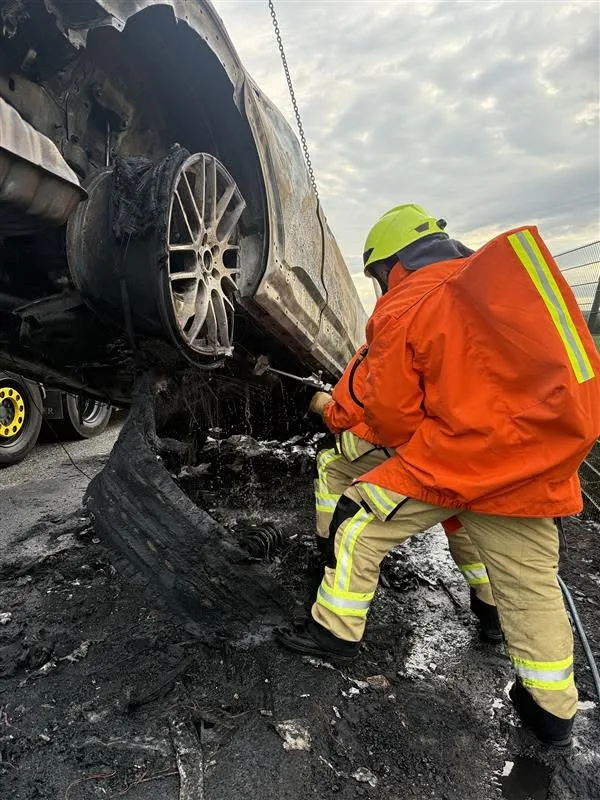 Spezialtechnik auf der A6 im Einsatz: Wormser Feuerwehr unterstützt nach Hybridfahrzeugbrand