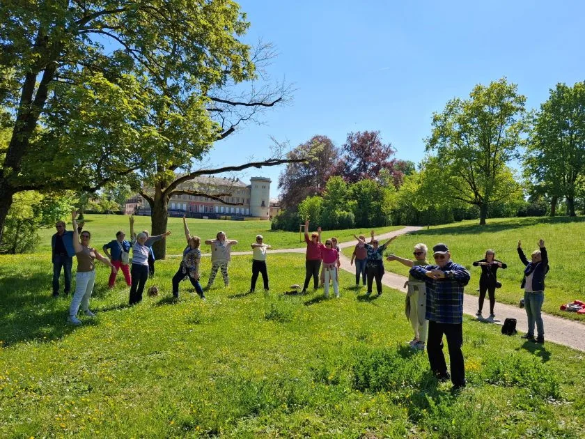 Sanfte Bewegung im Grünen: „Bewegung im Schlosspark“ lädt Senioren nach Herrnsheim ein