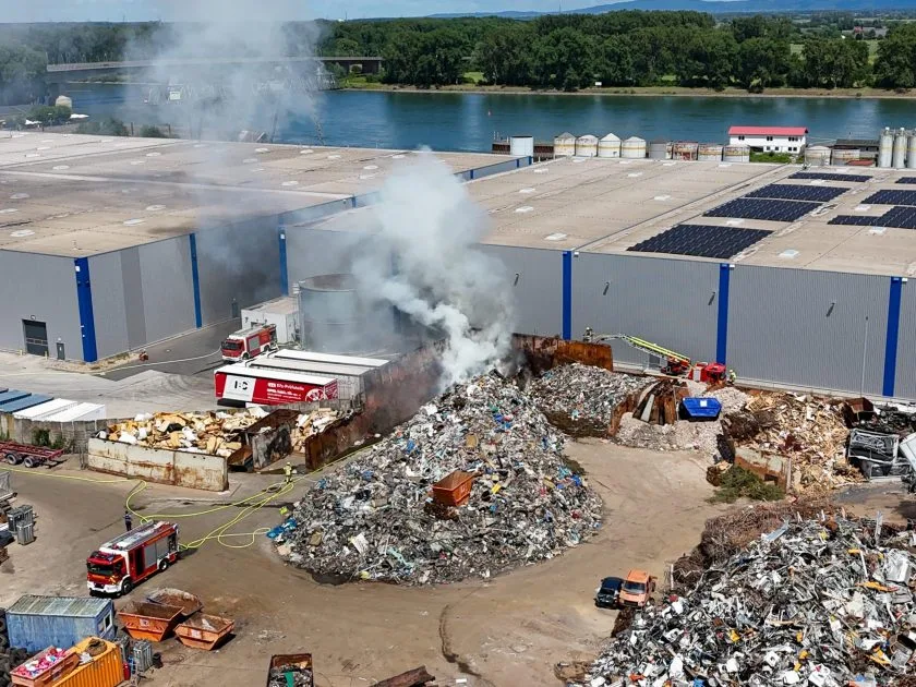 Erneut Feuer bei Recyclingbetrieb in Worms: Feuerwehr am selben Tag zweimal im Einsatz