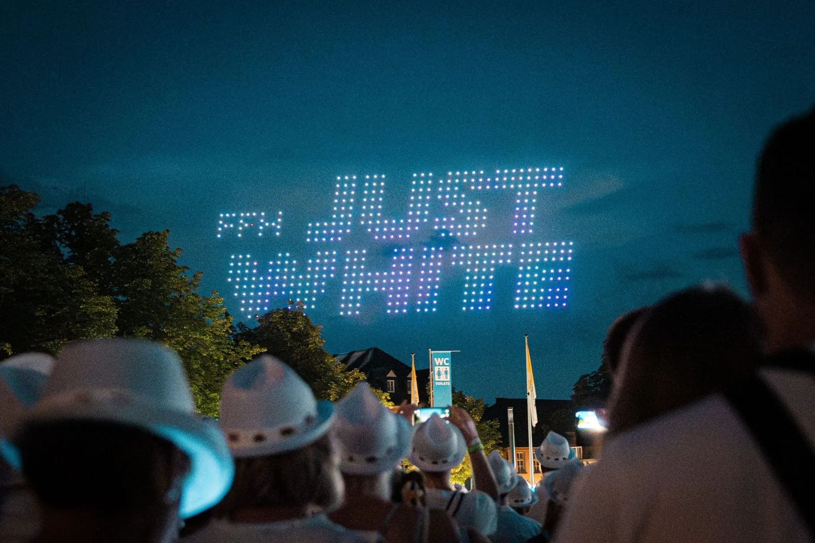 11.000 feiern „FFH Just White“ vor dem Fuldaer Dom – Drohnenshow krönt Mega-Party
