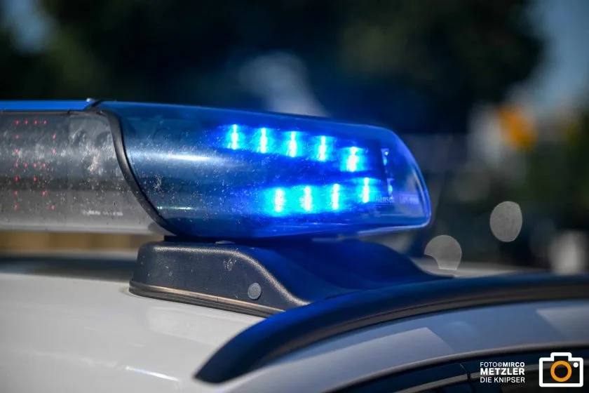 Schwerer Unfall auf der A61: Senior lebensgefährlich verletzt, Autobahn stundenlang gesperrt