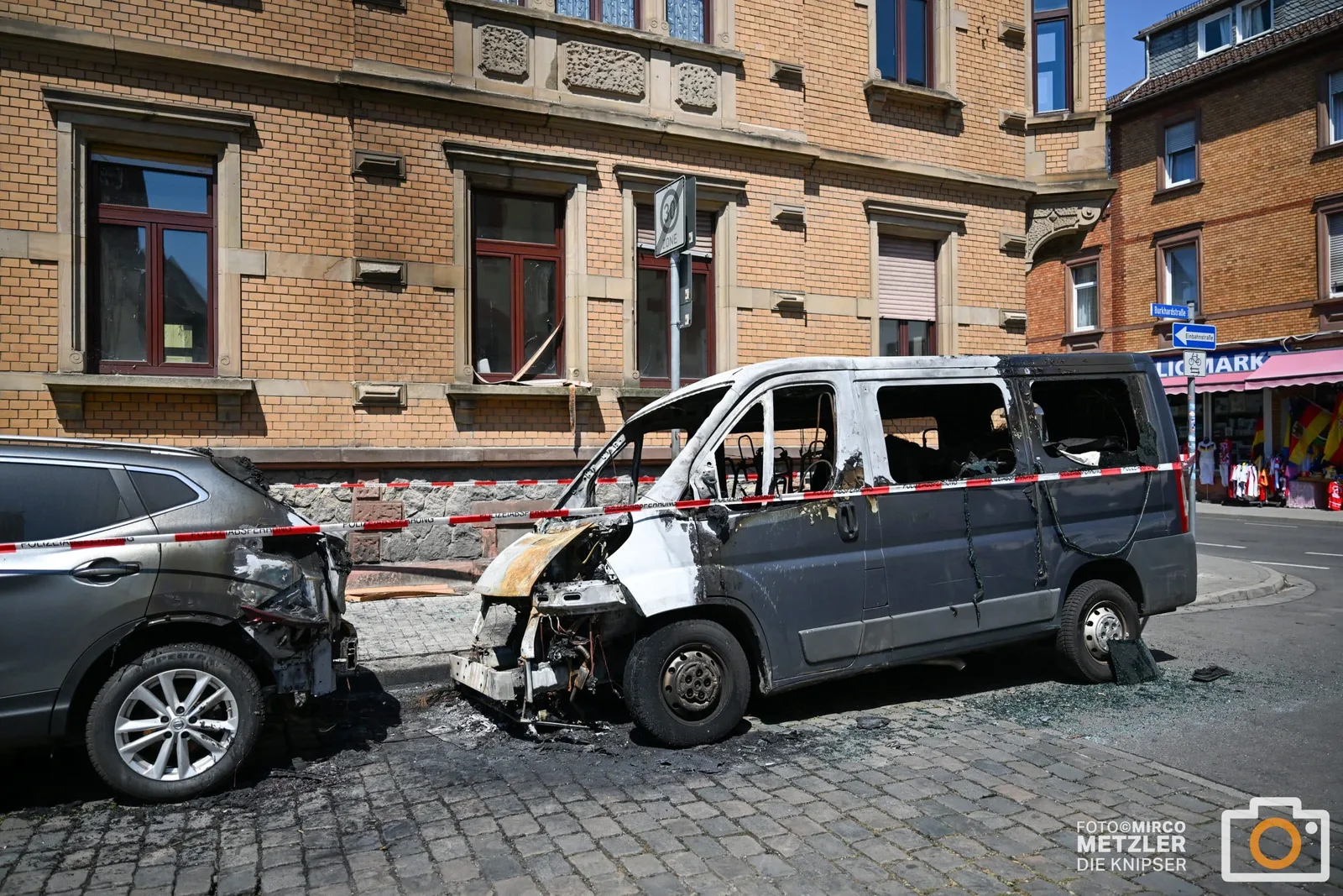 Flammen in der Nacht: Zwei Autos und Lastenrad brennen in Wormser Wohngebiet