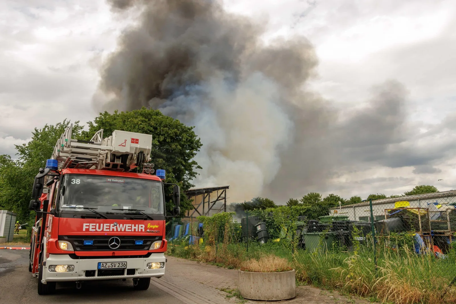Akku vermutlich Auslöser für Großbrand auf Wertstoffhof in Gundersheim