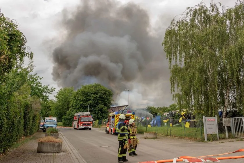 Kilometerweit sichtbare Rauchsäule über der VG Wonnegau: Spezialtechnik hilft bei Großbrand auf Wertstoffhof