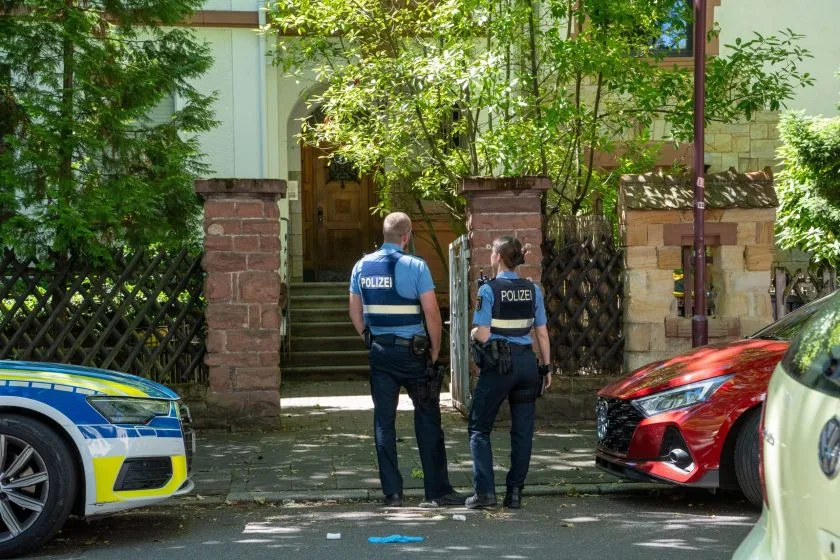 Streit in Wohnung eskaliert – zwei Männer verletzt