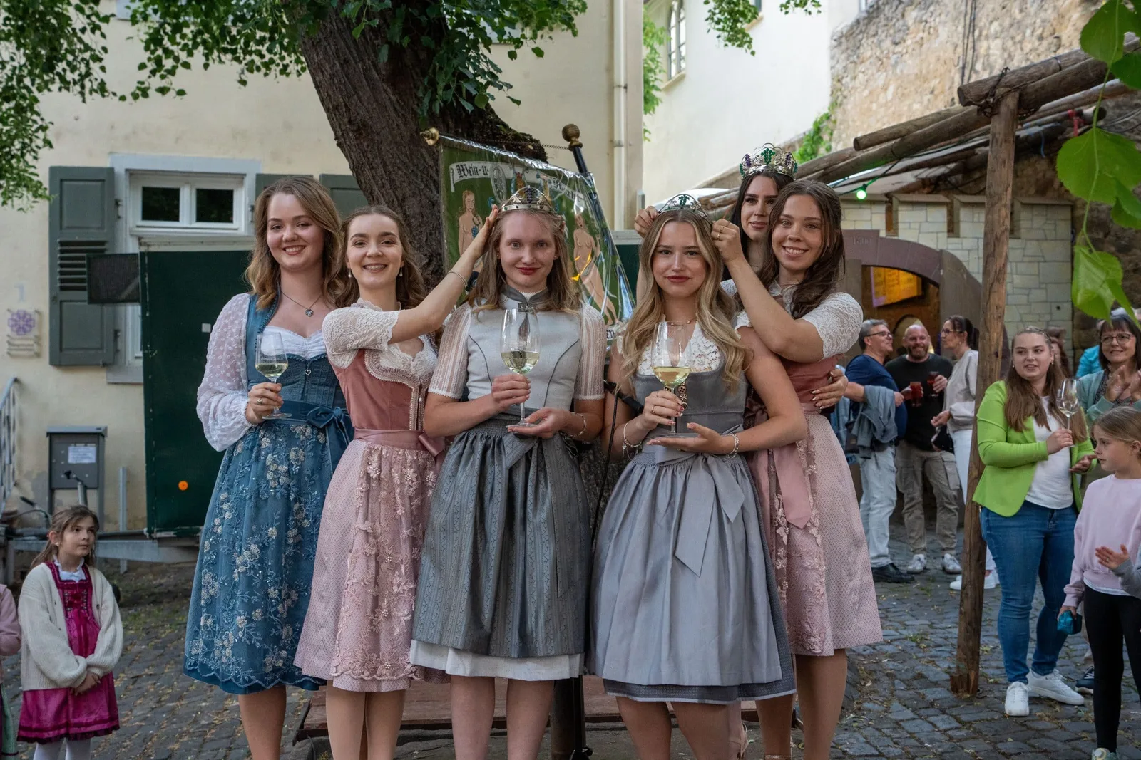 Ein ganzes Dorf im Festfieber: Westhofen feiert 75 Jahre Traubenblütenfest