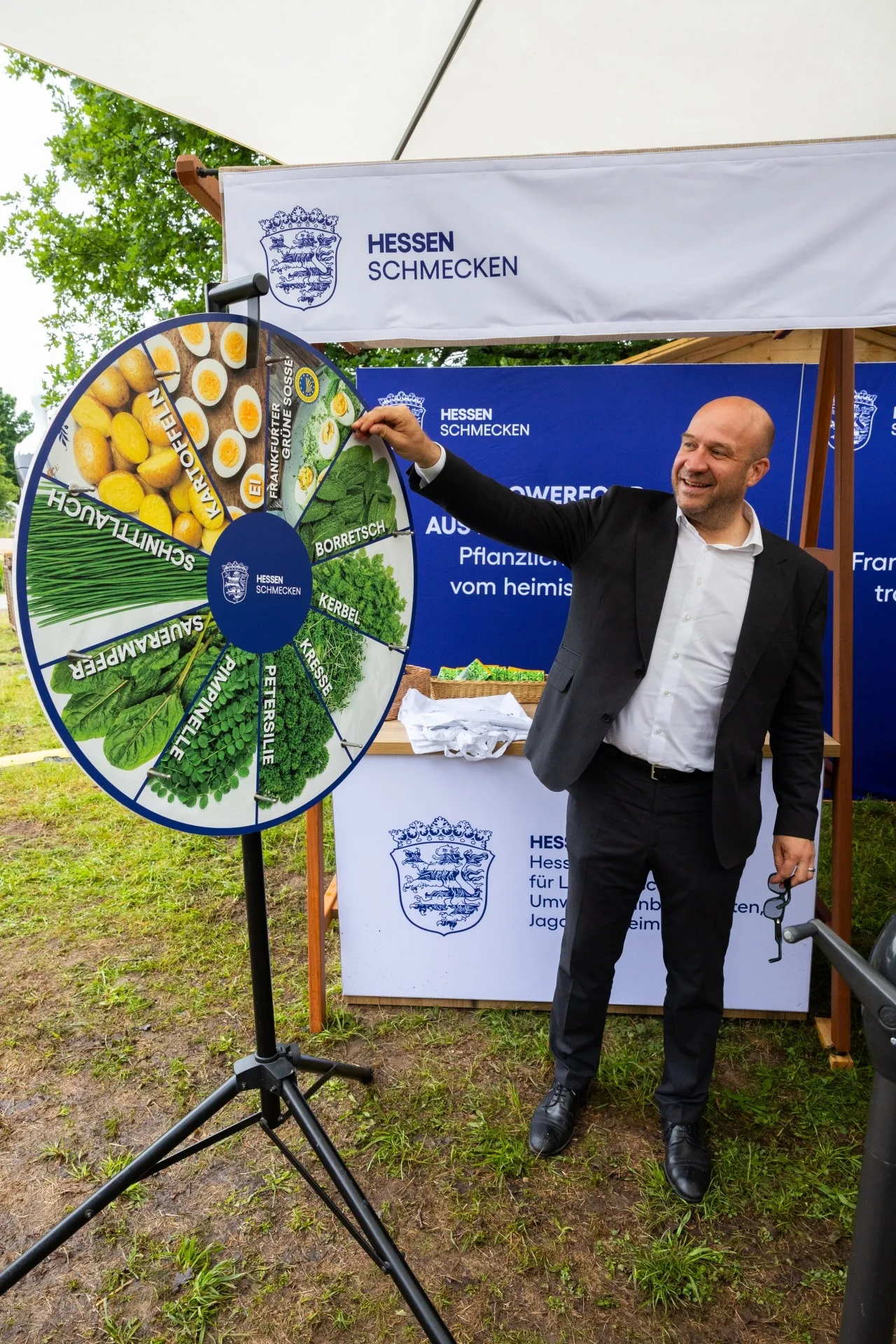 Minister Ingmar Jung am Stand von Hessen schmecken