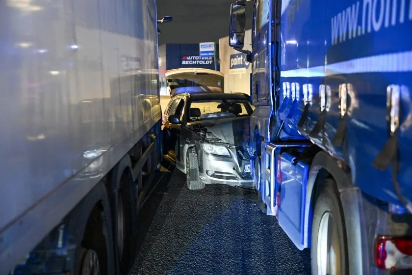 Unfall in der Cornelius-Heyl-Straße nach mutmaßlicher Alkoholfahrt – Fahrer leicht verletzt