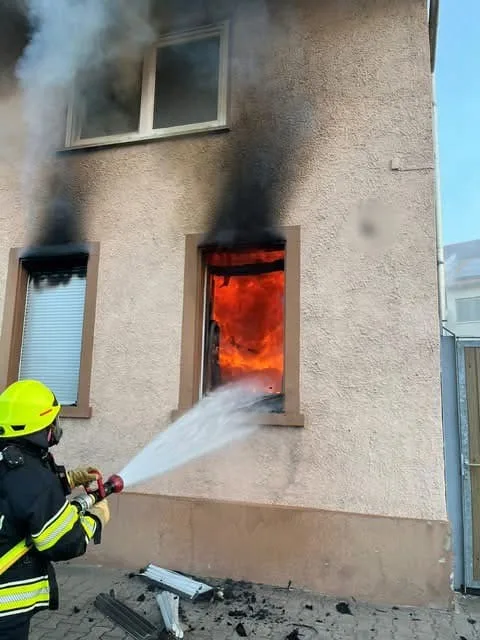 Feuerwehr Worms rettet zwei Menschen bei Wohnungsbrand in Pfeddersheim
