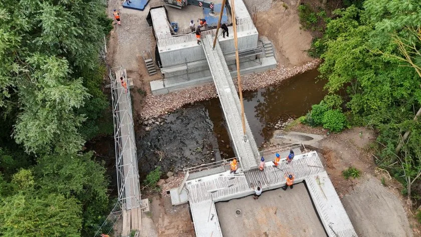 Neue Pfrimmbrücke nimmt Gestalt an: Brückenüberbau erfolgreich eingehoben