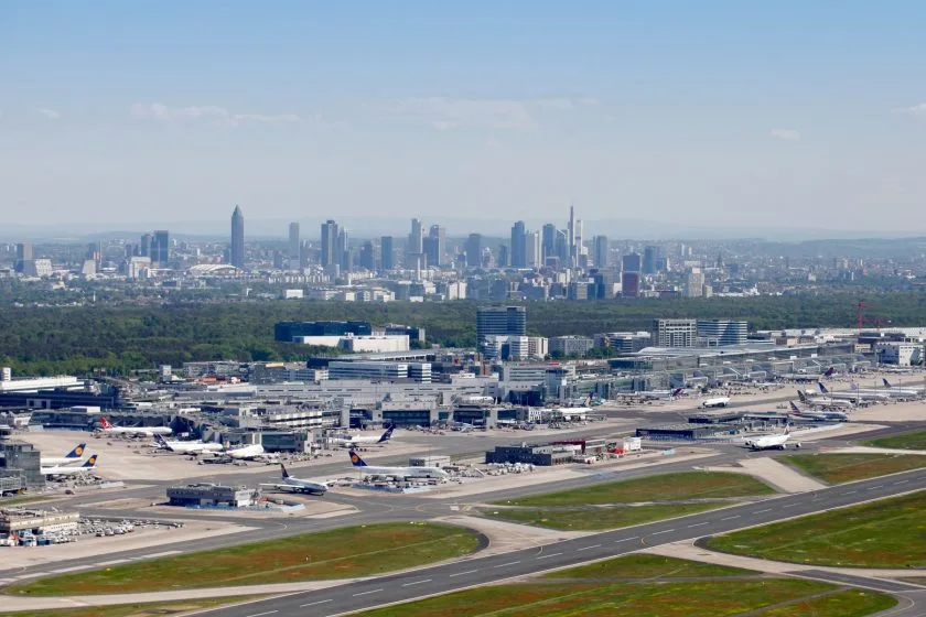 Dreifach gesucht: Bundespolizei nimmt mutmaßlichen Betrüger am Frankfurter Flughafen fest