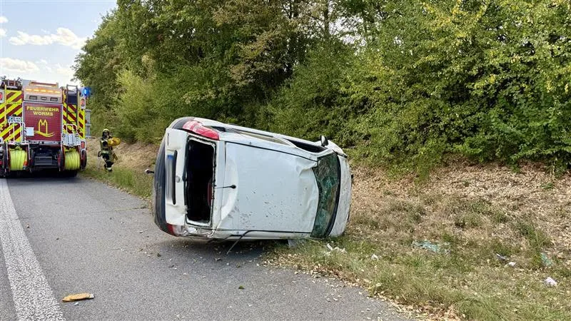 Alleinunfall an A61-Abfahrt bei Worms: Fahrerin verletzt