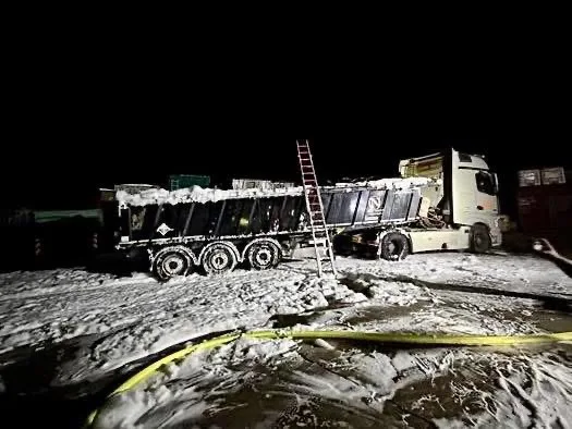 LKW mit Altbatterien brennt in Wormser Gewerbegebiet