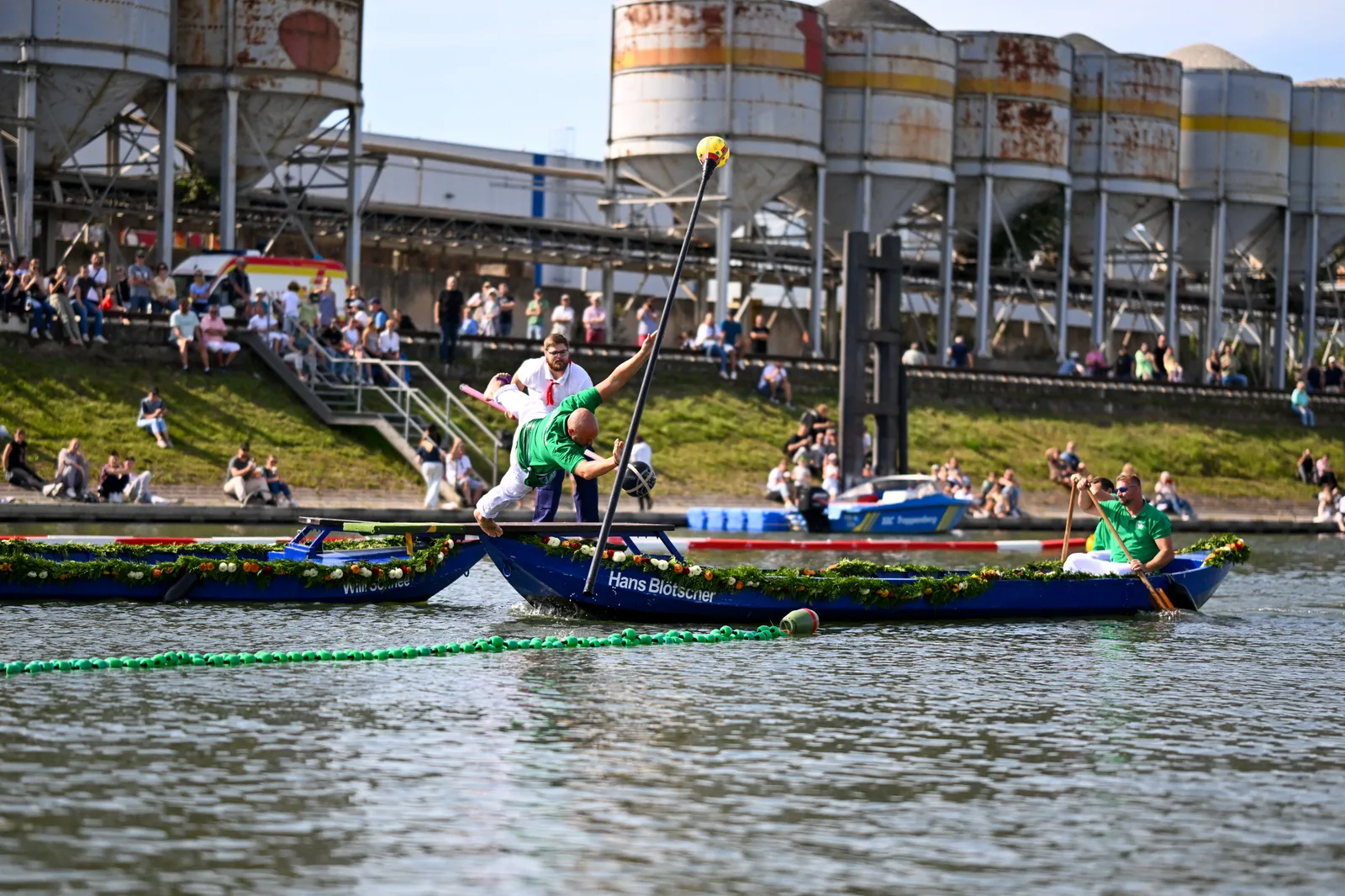 Zu wenig Wasser im Rhein: Fischerstechen beim Wormser Backfischfest abgesagt