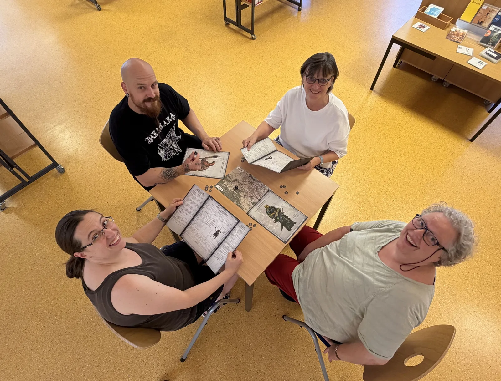 Würfel raus, Abenteuer an: Stadtbibliothek Worms bringt Pen-and-Paper ins Regal