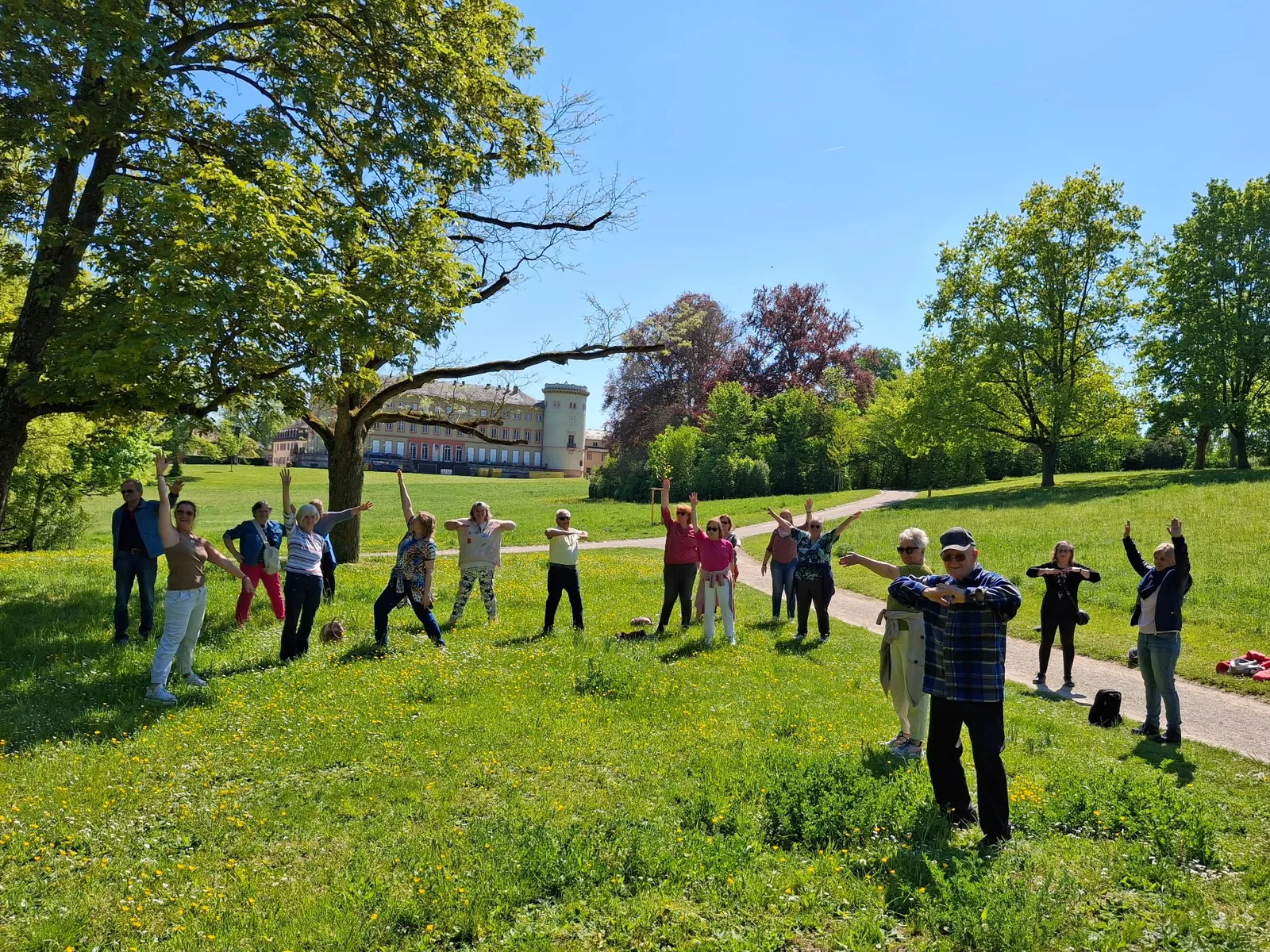 Gemeinsam in Bewegung: Senioren treffen sich im Herrnsheimer Schlosspark