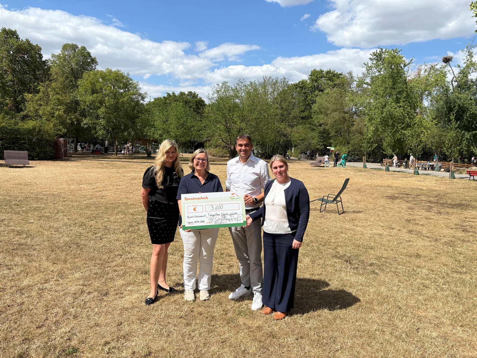 3.600 Euro für Herzensmomente: Kiwanis schenkt Familien besondere Ferientage im Tiergarten