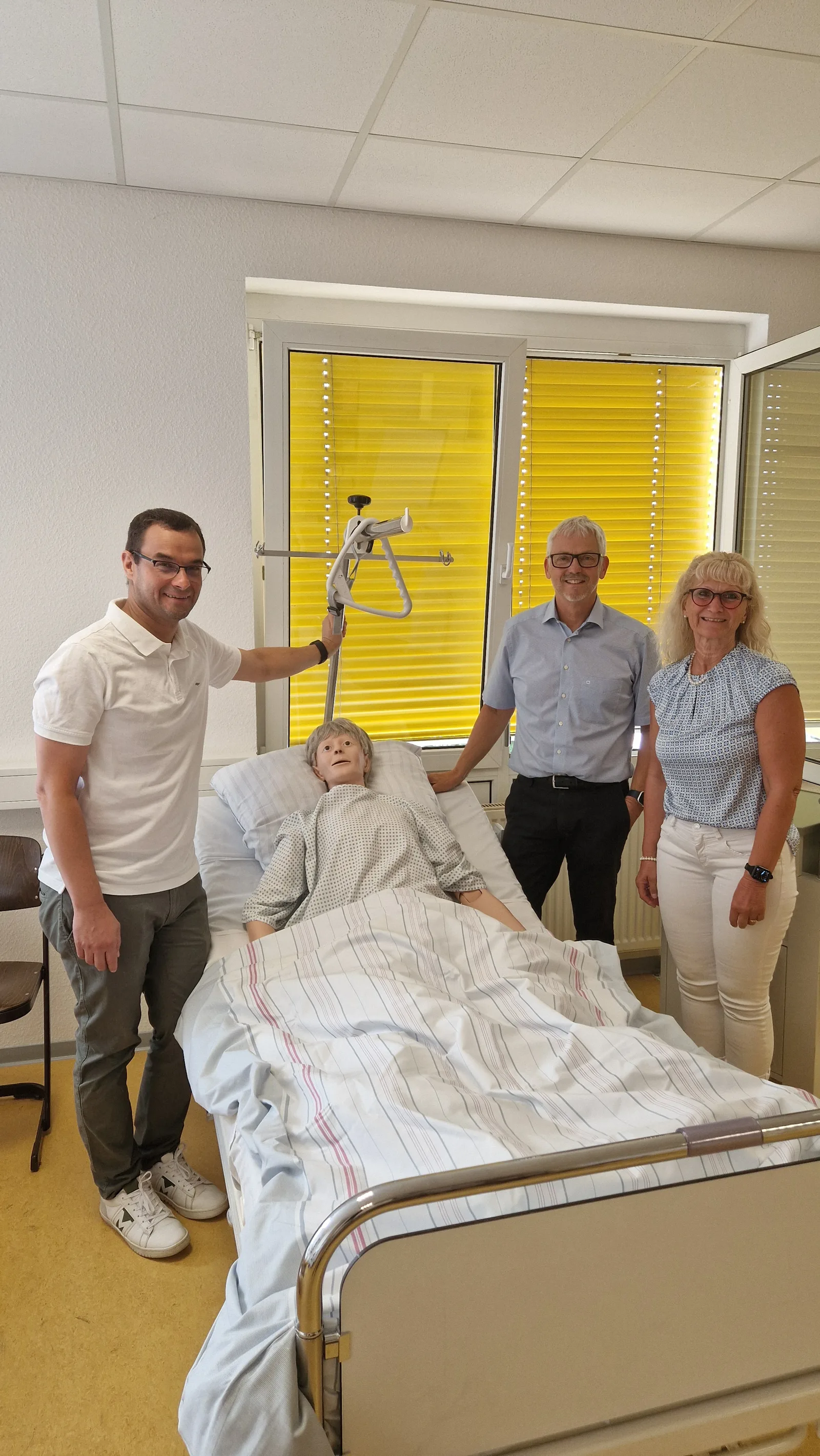 Pflegeausbildung unter Druck: Dirk Beyer besucht Pflegeschule in Worms