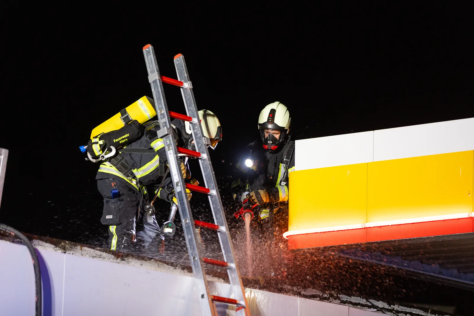 Flammen auf Tankstellendach: Großeinsatz für Feuerwehr in Alzey