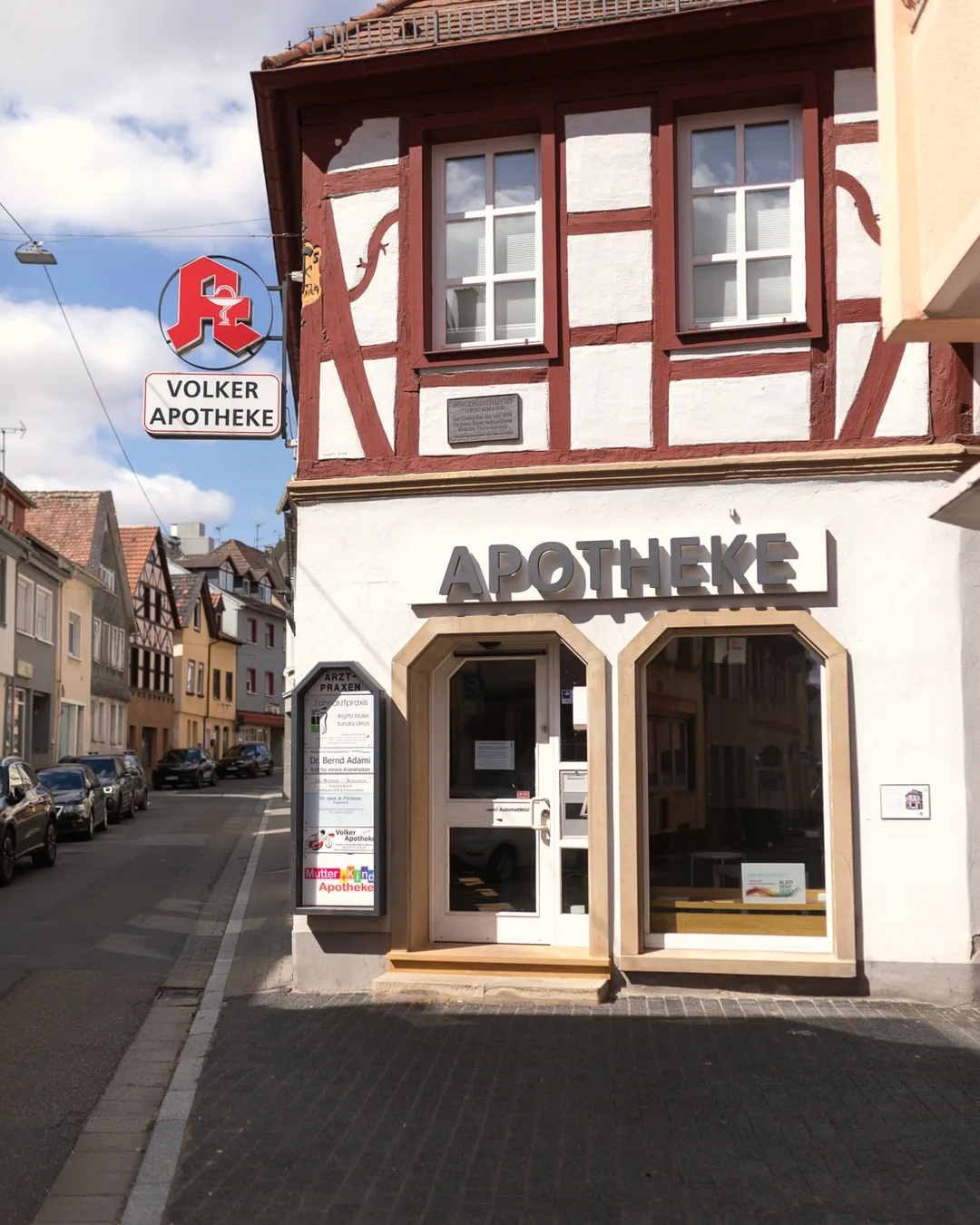 Von der Apotheke zum Treffpunkt: Kulturraum „Alte Volkerapotheke“ feiert zweiten Geburtstag