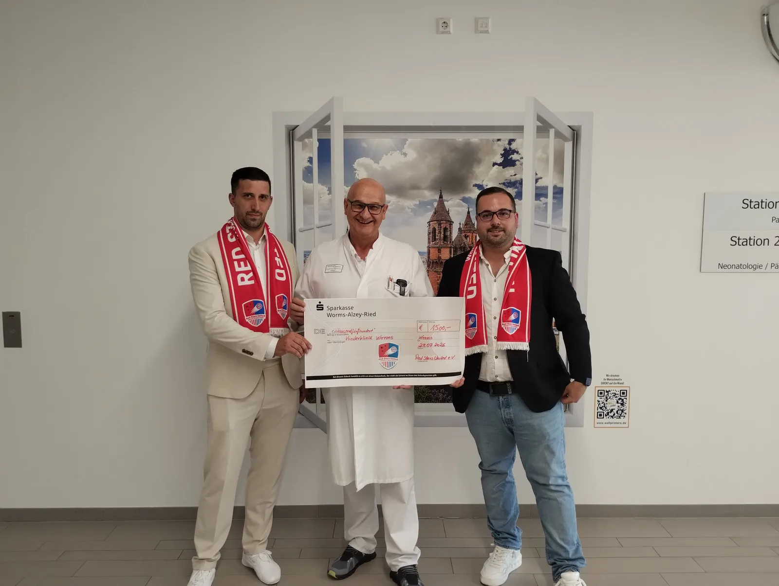 Fußballherz für kleine Patienten: Bayern-Fanclub spendet 1.500 Euro