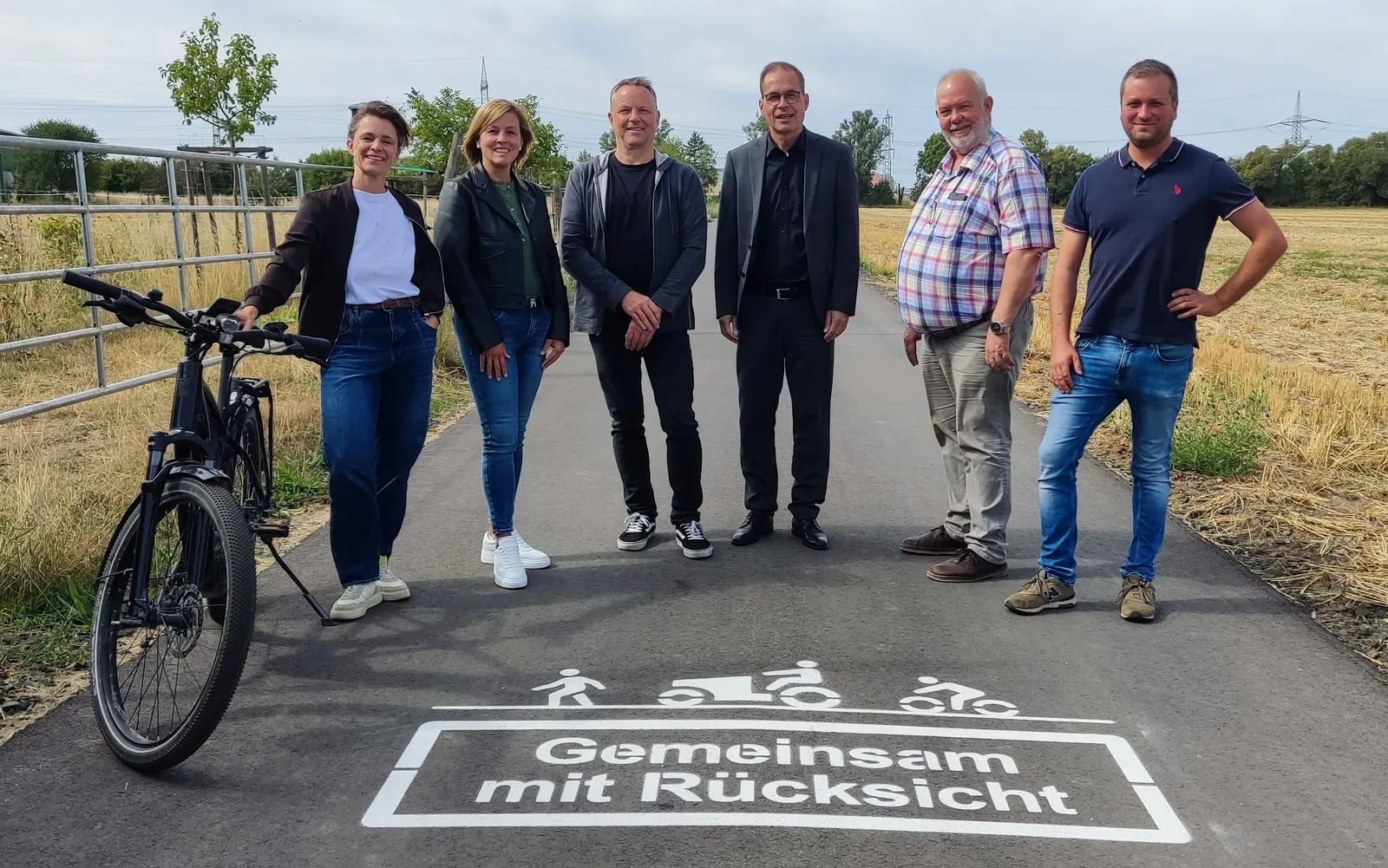 „Gemeinsam mit Rücksicht“: Neue Bodenmarkierung auf dem Radweg bei Framersheim