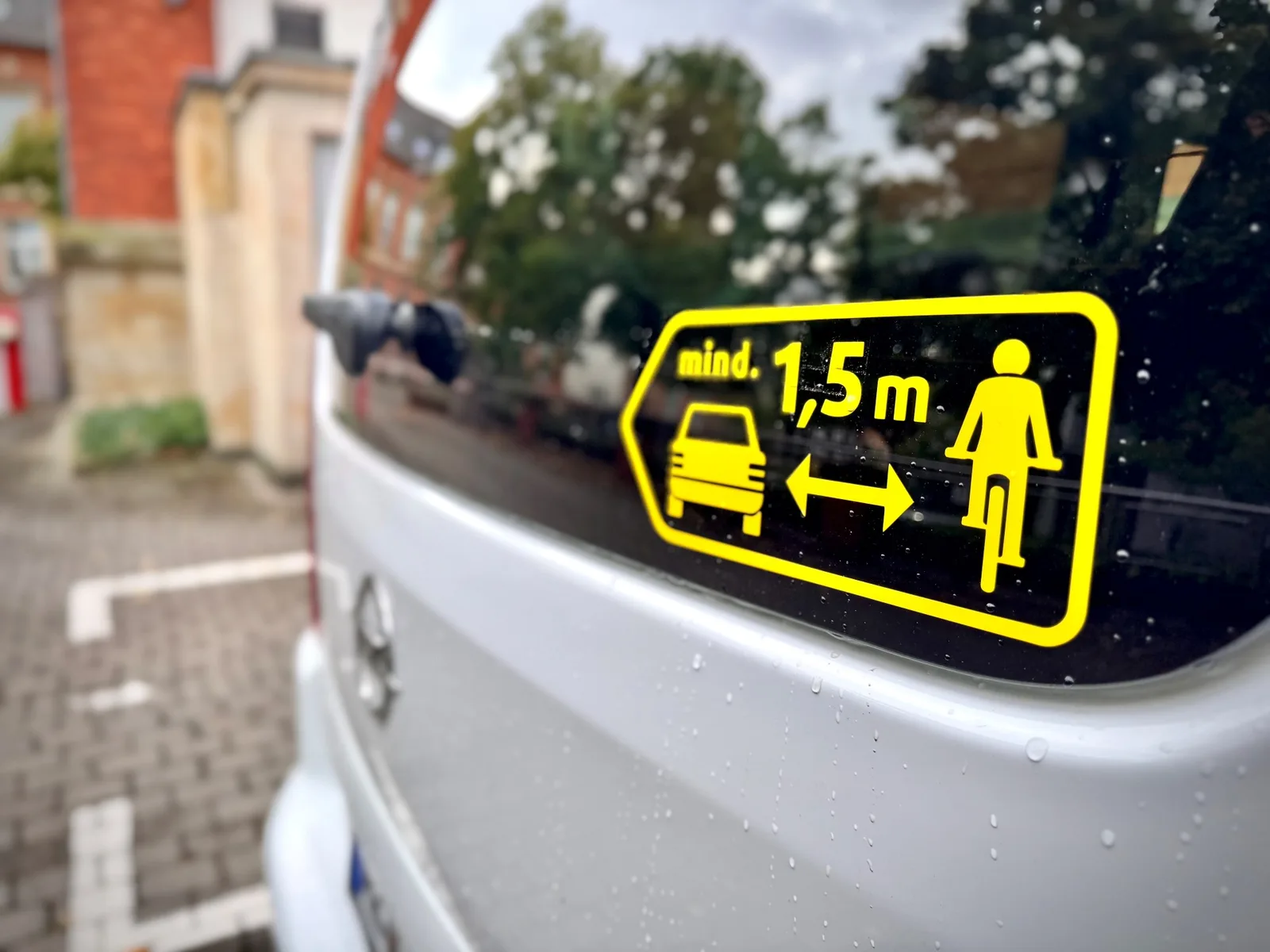 1,5 Meter, die Leben retten können: Alzeys Dienstfahrzeuge werben für mehr Abstand