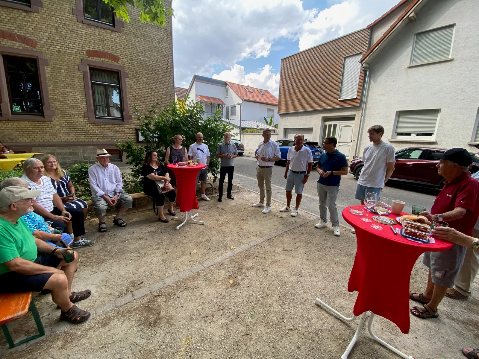 Mehr als 30 Leiselheimer sprechen mit Timo Horst über ihren Stadtteil