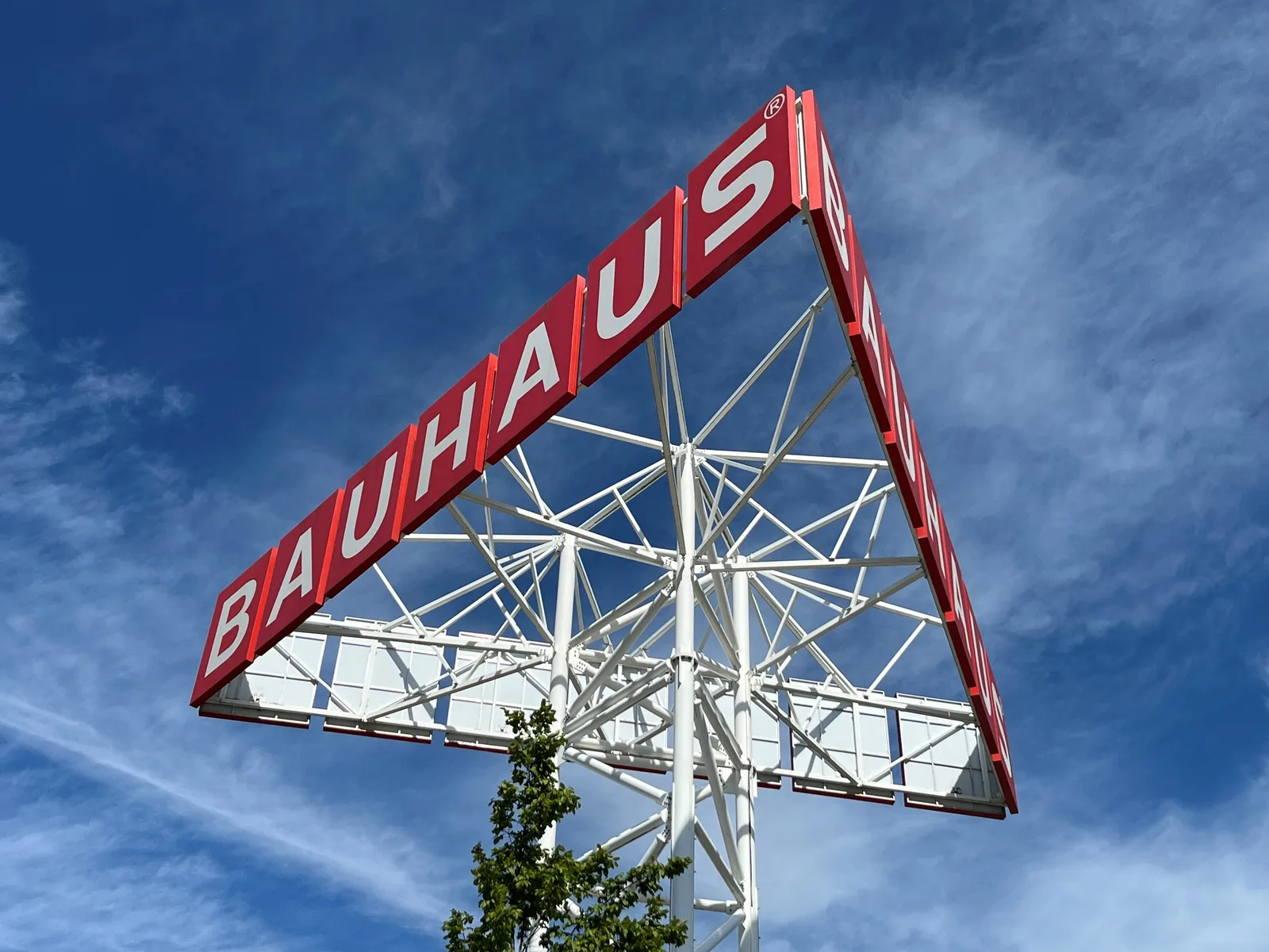 BAUHAUS will sieben Hellweg- und BayWa-Standorte übernehmen