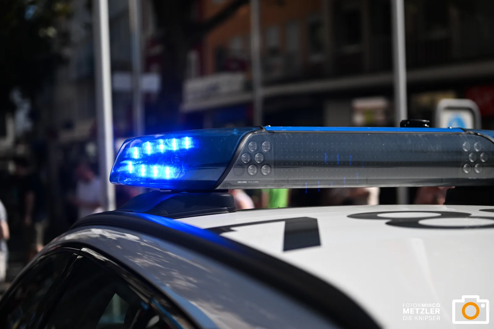 Schwerer E-Scooter-Unfall in Worms: Fahrer stürzt auf Radweg