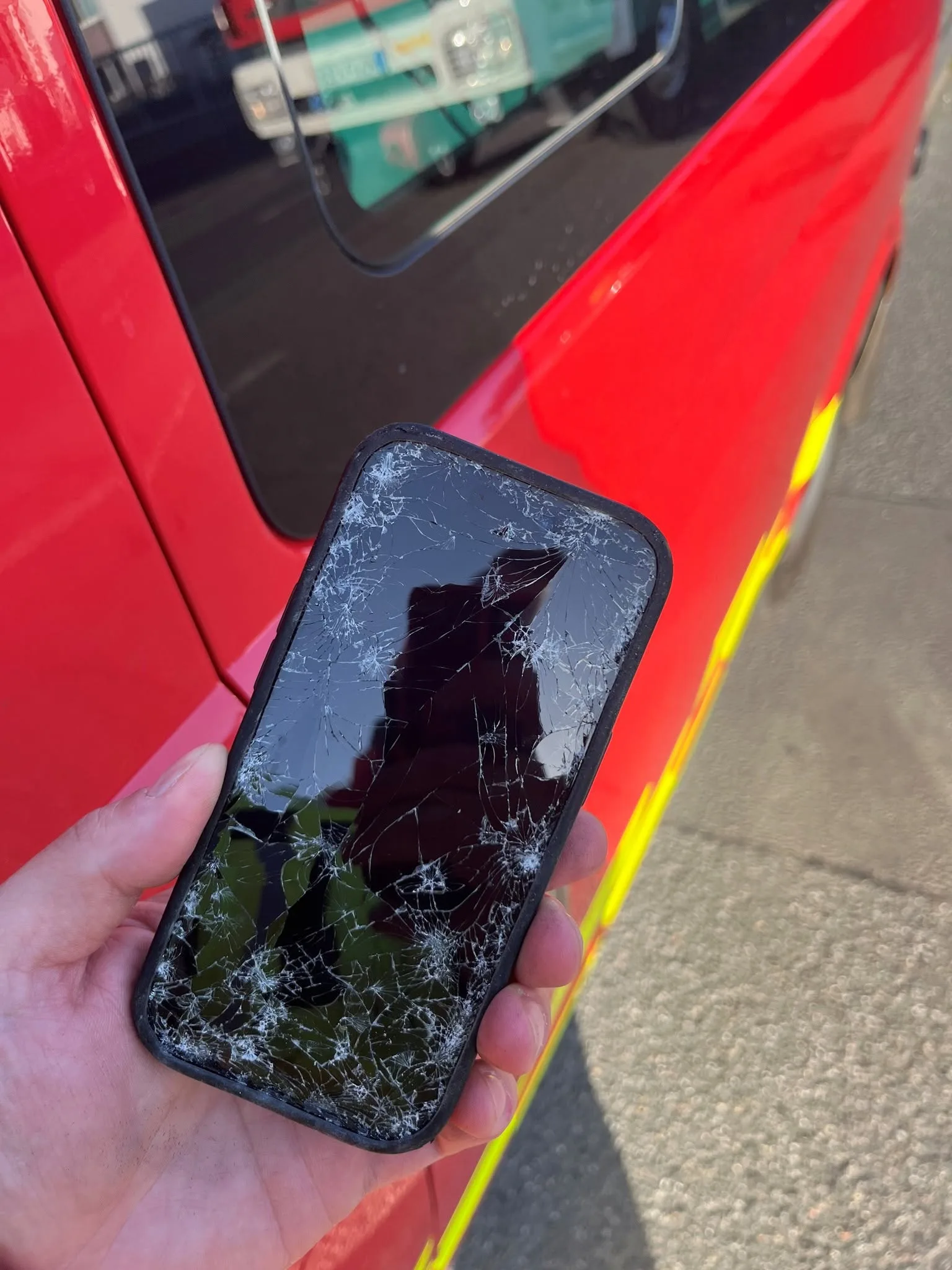 Smartphone setzt selbstständig Notruf ab: Feuerwehr Worms findet beschädigtes Handy auf der Straße