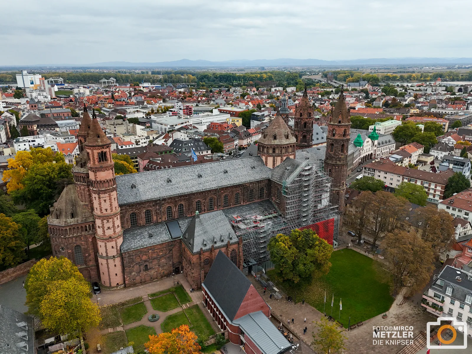 Noch mehr Gerüste am Wormser Dom – Sanierung geht in die nächste Etappe