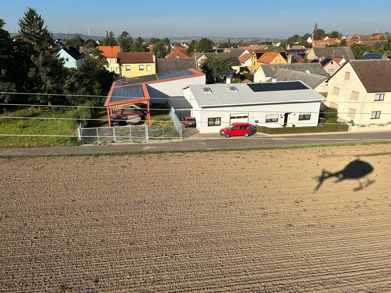 Hubschrauber über der Region: EWR kontrolliert Stromleitungen aus der Luft